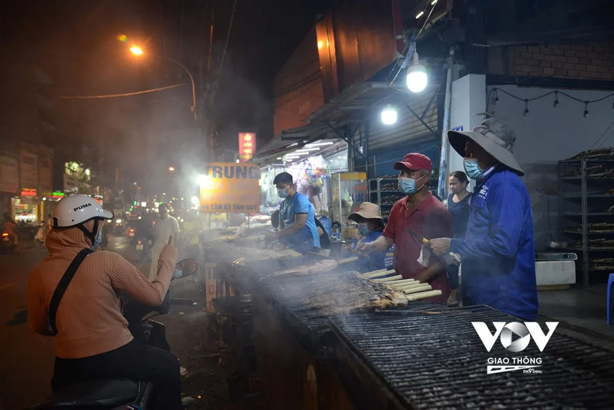 “Trắng đêm” nướng hàng tấn cá lóc cho ngày vía Thần Tài  - Ảnh 12.