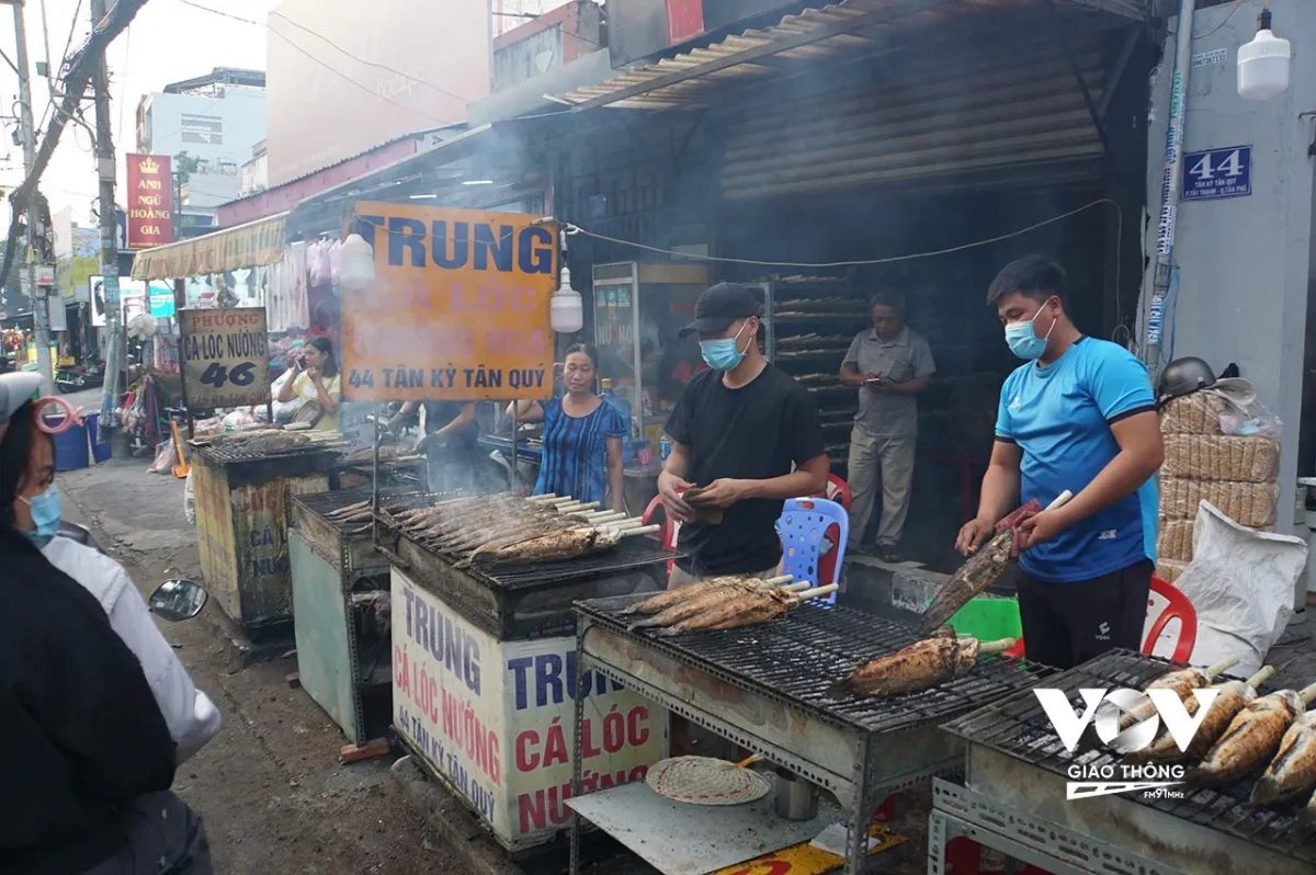 “Trắng đêm” nướng hàng tấn cá lóc cho ngày vía Thần Tài  - Ảnh 6.