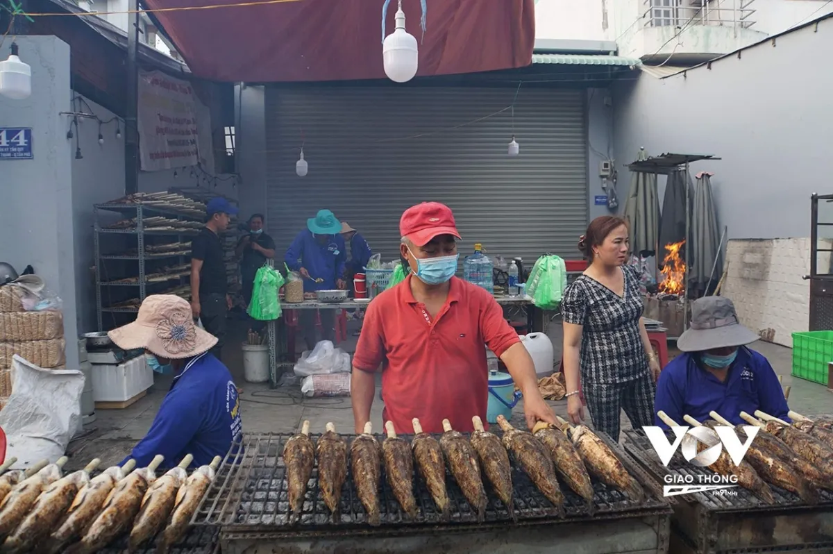 “Trắng đêm” nướng hàng tấn cá lóc cho ngày vía Thần Tài  - Ảnh 9.