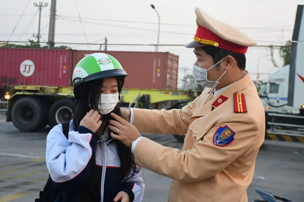 Phát tặng mũ bảo hiểm đạt chuẩn cho công nhân và học sinh - Ảnh 2.