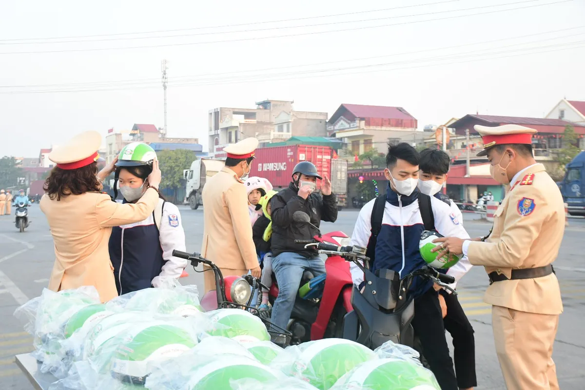 Phát tặng mũ bảo hiểm đạt chuẩn cho công nhân và học sinh - Ảnh 1.