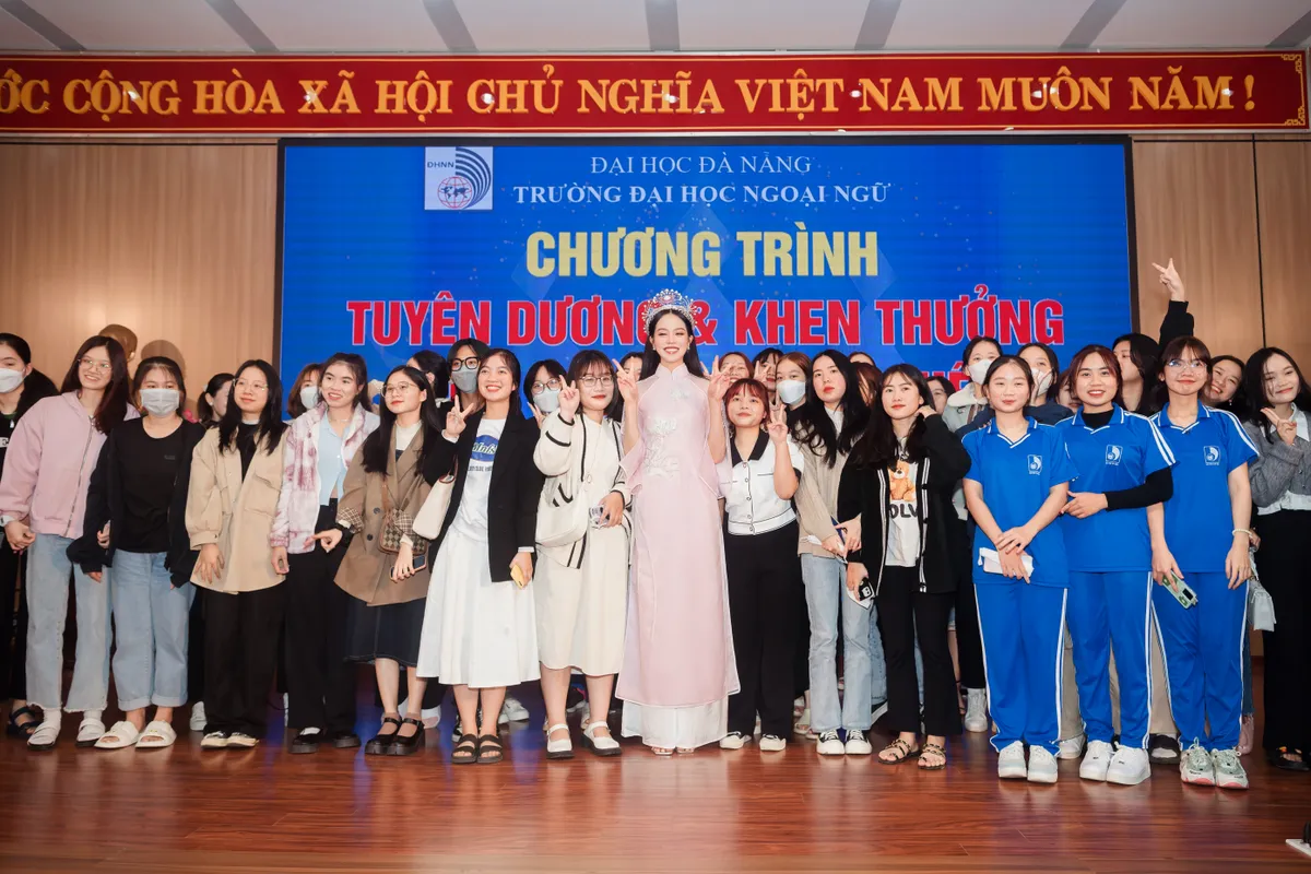 Hoa hậu Thanh Thủy rạng rỡ về trường nhận bằng khen và học bổng - Ảnh 6.