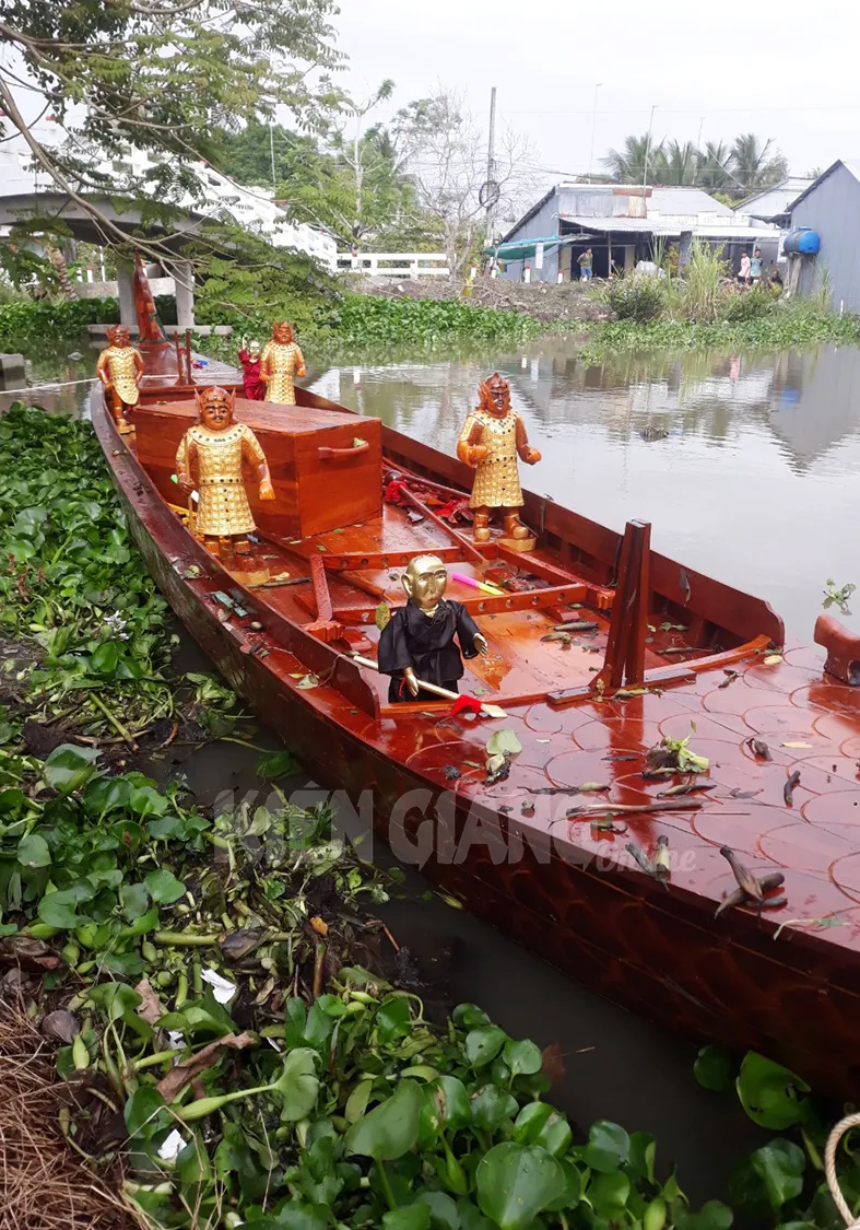 Kiên Giang: Xác minh nguồn gốc thuyền rồng trôi dạt ở U Minh Thượng - Ảnh 1.