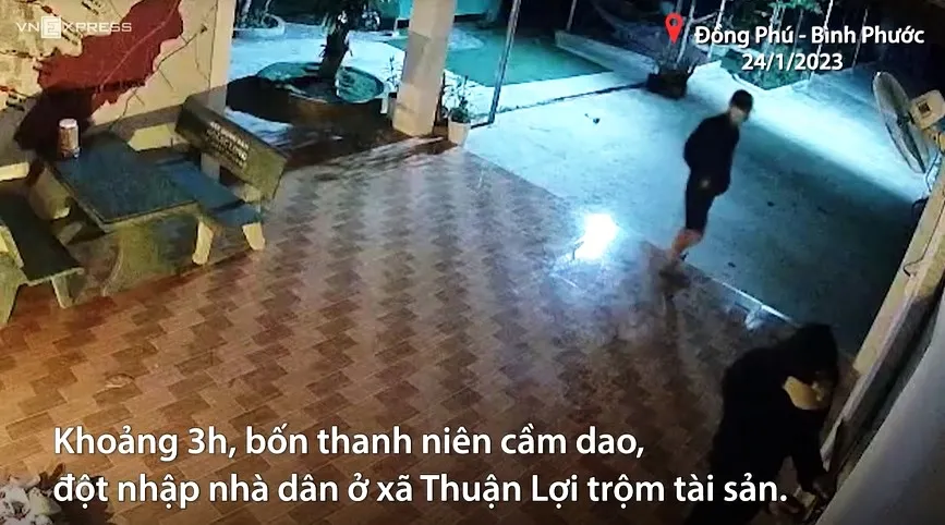 Về quê ăn Tết, chủ nhà đứng hình thấy trộm cầm hung khí đột nhập vào nhà - Ảnh 1.