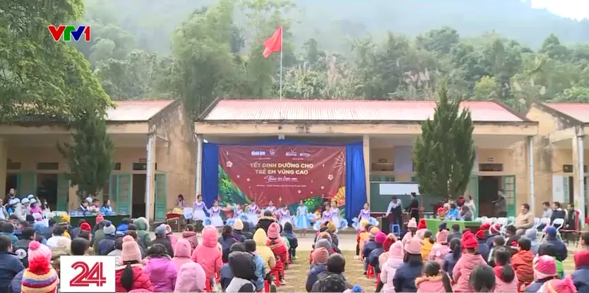 Chăm lo Tết cho trẻ em v&ugrave;ng cao - Ảnh 3.