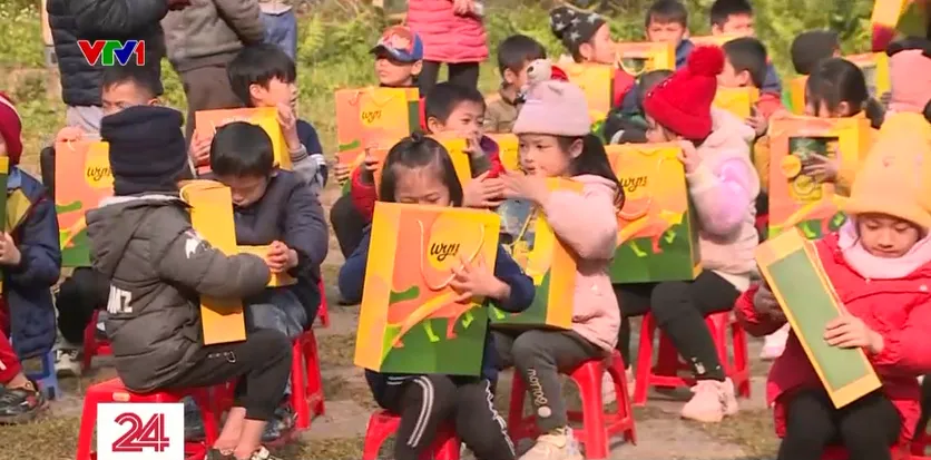 Chăm lo Tết cho trẻ em v&ugrave;ng cao - Ảnh 5.