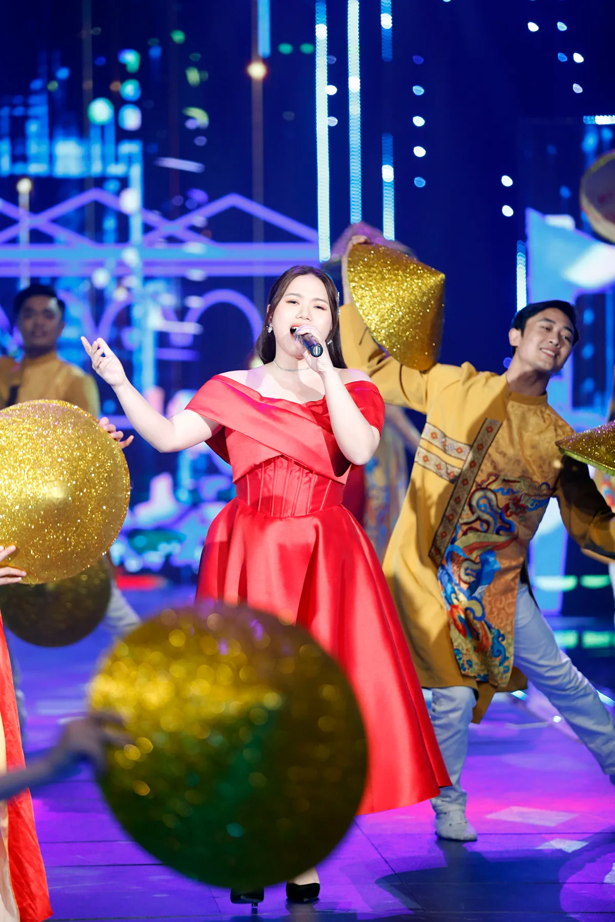 Ly Ly, Bùi Dương Thái Hà cực xinh đẹp trên sân khấu VTV Awards - Ảnh 24.