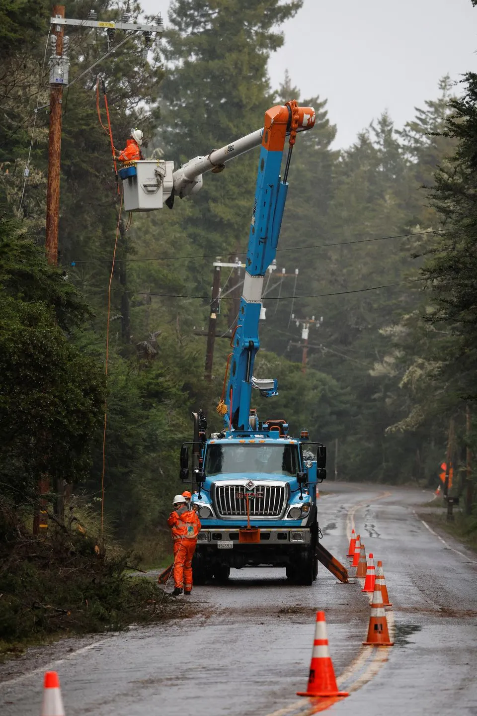 Sóng lớn đổ bộ, mất điện diện rộng ở cộng đồng ven biển California giữa cơn bão - Ảnh 7.