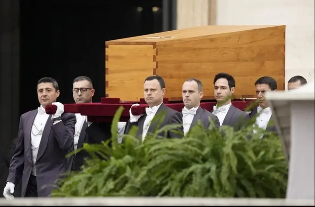 Tang lễ cựu Gi&aacute;o ho&agrave;ng Benedict XVI tại Vatican - Ảnh 5.