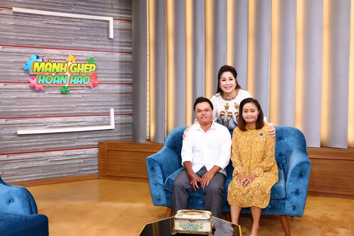 NSND Hồng V&acirc;n x&uacute;c động, nắm chặt tay người phụ nữ bị chồng tưới xăng thi&ecirc;u, bỏng 92% - Ảnh 2.