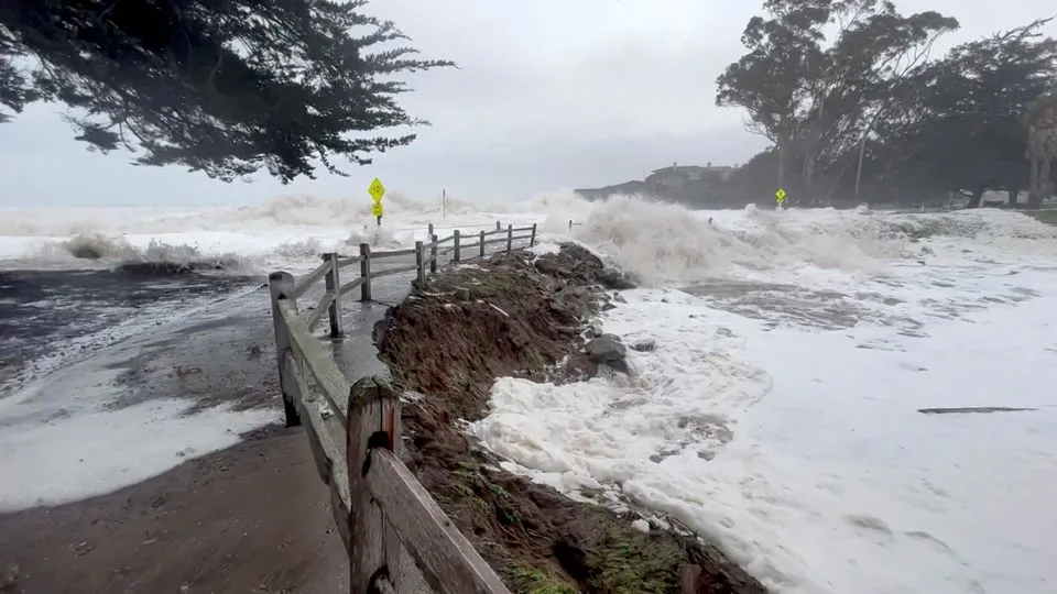 Bão khắc nghiệt tiếp tục hoành hành ở bang California, 560.000 ngôi nhà bị mất điện - Ảnh 1.