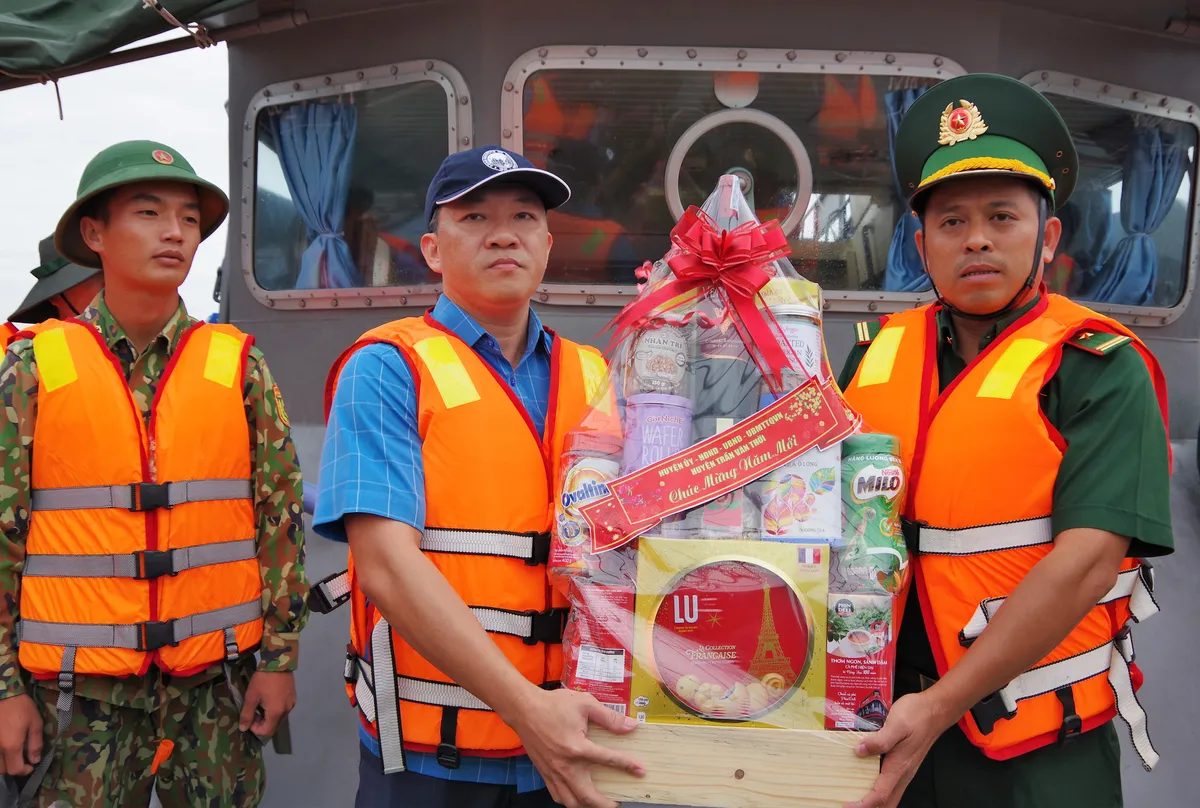 Cà Mau: Thăm chúc Tết bộ đội biên phòng và cư dân đảo Hòn Chuối - Ảnh 3.