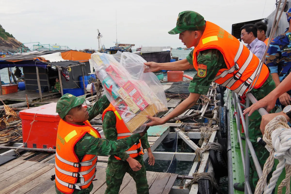 Cà Mau: Thăm chúc Tết bộ đội biên phòng và cư dân đảo Hòn Chuối - Ảnh 4.