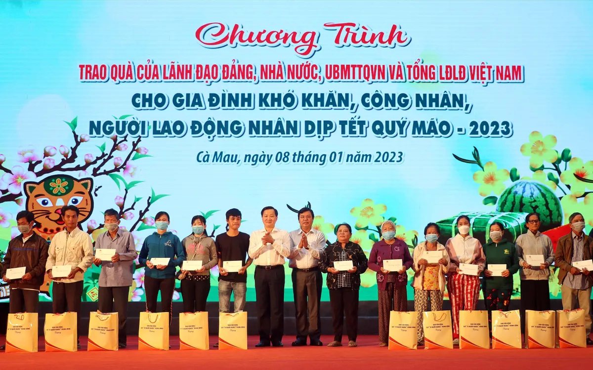 Phó Thủ tướng Lê Minh Khái thăm, chúc Tết gia đình chính sách, công nhân tại Cà Mau - Ảnh 2.