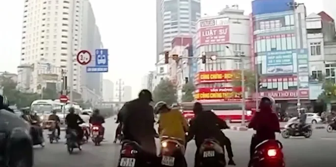 Triệt ph&aacute; ổ nh&oacute;m chuy&ecirc;n d&agrave;n cảnh va chạm giao th&ocirc;ng - Ảnh 1.