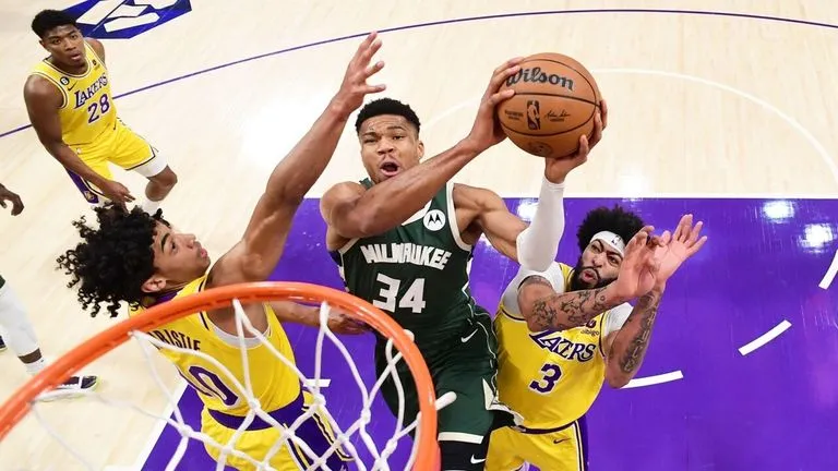Milwaukee Bucks ngược dòng đánh bại Los Angeles Lakers - Ảnh 1. Milwaukee Bucks ngược dòng đánh bại Los Angeles Lakers - Ảnh 1.