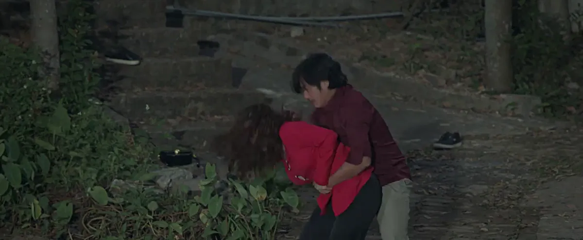 Dưới b&oacute;ng c&acirc;y hạnh ph&uacute;c - Tập 14: Trong cơn say, Tố s&agrave;m sỡ c&ocirc; g&aacute;i lạ - Ảnh 2.