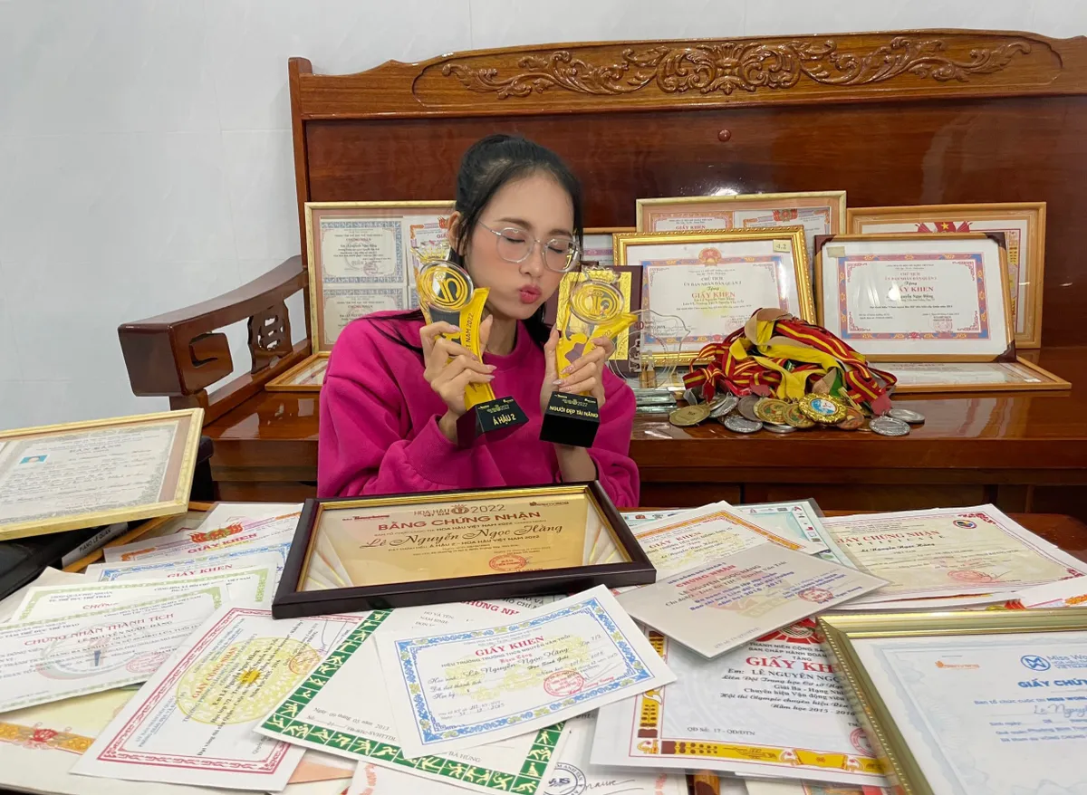 &Aacute; hậu 2k3 của Hoa hậu Việt Nam g&acirc;y cho&aacute;ng với số bằng khen, huy chương - Ảnh 1.