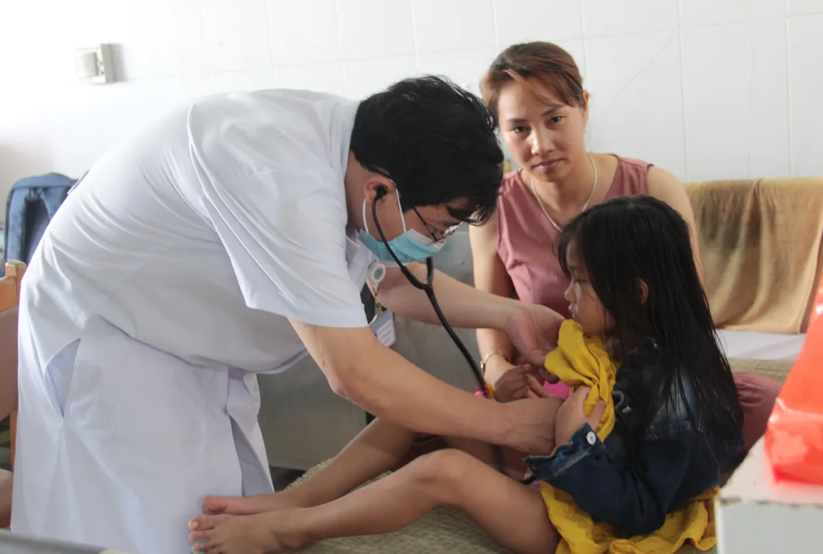 Khánh Hòa: Số bệnh nhi nhập viện tăng cao - Ảnh 2.