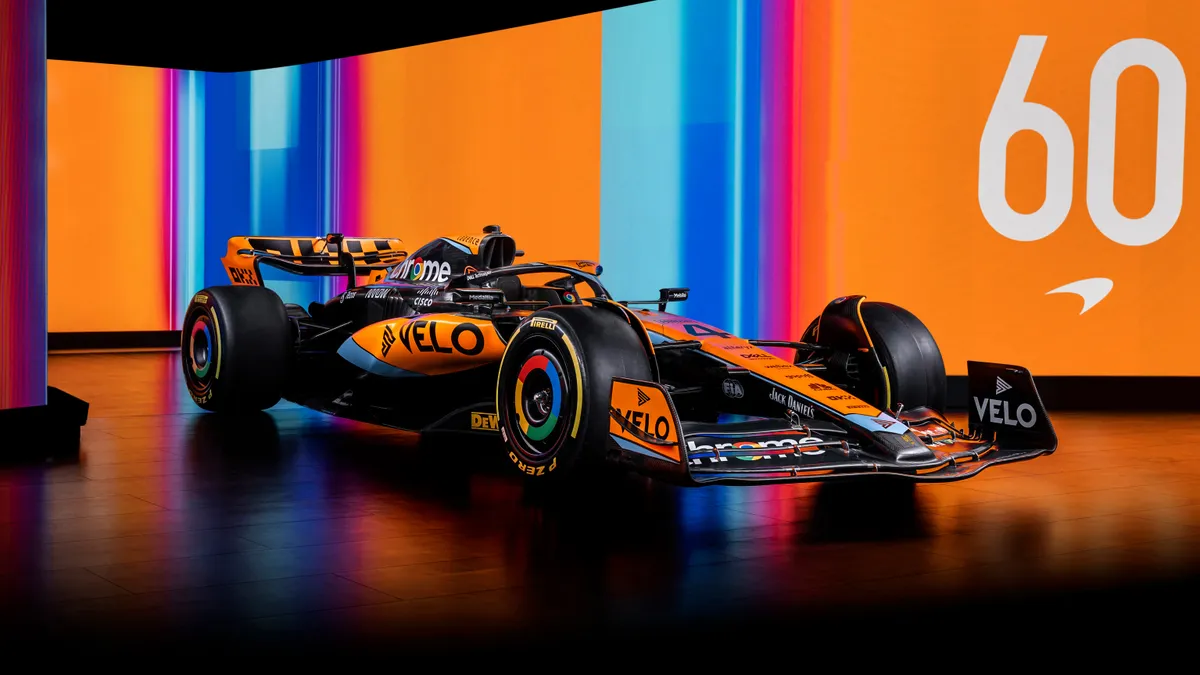 McLaren và Aston Martin ra mắt xe đua F1 mùa giải mới - Ảnh 1. McLaren và Aston Martin ra mắt xe đua F1 mùa giải mới - Ảnh 1.