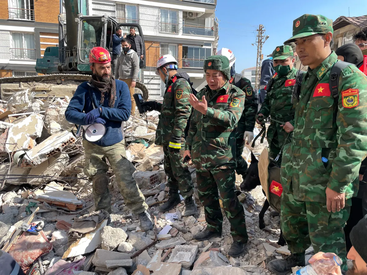 Công binh và chó nghiệp vụ của QĐND Việt Nam bắt đầu tìm kiếm cứu nạn tại Thổ Nhĩ Kỳ - Ảnh 1.