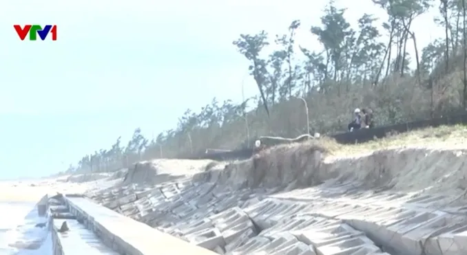 S&oacute;ng đ&aacute;nh hỏng h&agrave;ng trăm m&eacute;t k&egrave; biển Tam Thanh  - Ảnh 1.