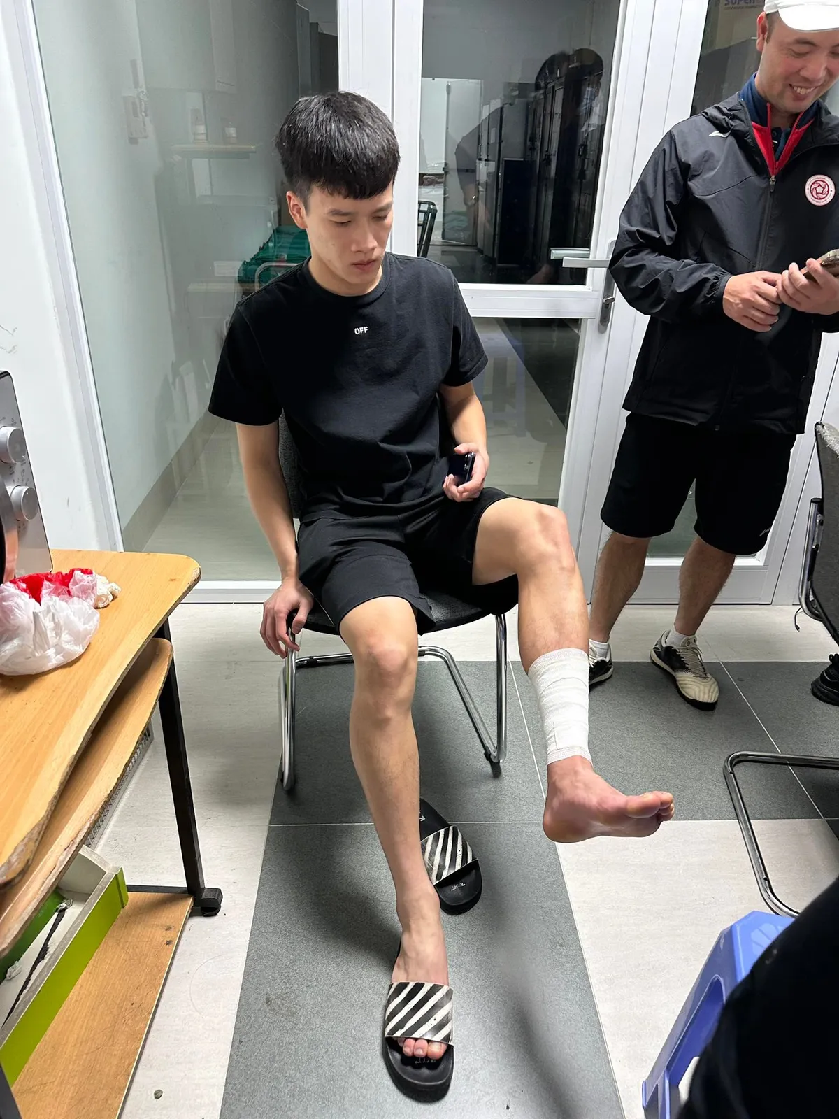 Hoàng Đức chỉ bị chấn thương phần mềm - Ảnh 2. Hoàng Đức chỉ bị chấn thương phần mềm - Ảnh 2.