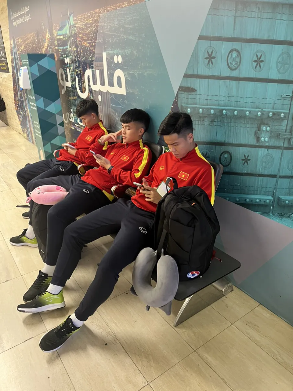 U20 Việt Nam đặt chân tới Saudi Arabia, sẵn sàng cho chuyến tập huấn 10 ngày - Ảnh 1. U20 Việt Nam đặt chân tới Saudi Arabia, sẵn sàng cho chuyến tập huấn 10 ngày - Ảnh 1.