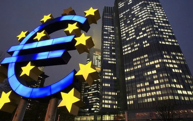 Quan chức ECB cảnh báo khả năng sớm điều chỉnh lãi suất