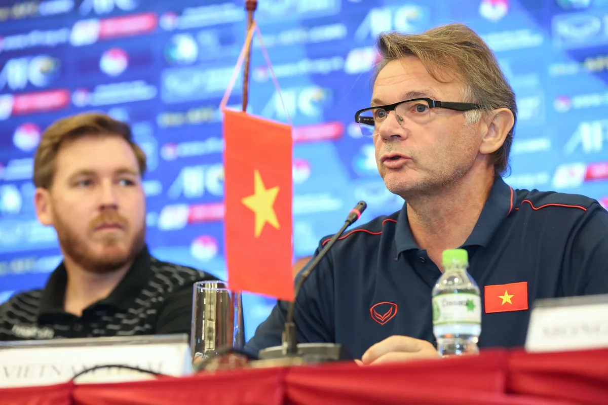 HLV Philippe Troussier trở thành tân HLV trưởng ĐT Việt Nam - Ảnh 1. HLV Philippe Troussier trở thành tân HLV trưởng ĐT Việt Nam - Ảnh 1.