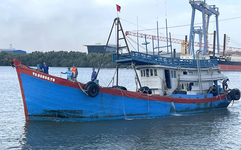 Bà Rịa – Vũng Tàu: Tạm giữ tàu chở 25.000 lít dầu DO không rõ nguồn gốc - Ảnh 1.