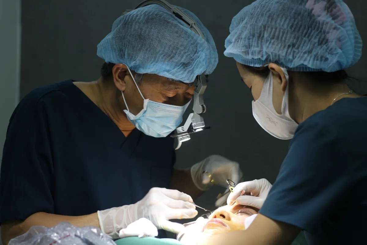 Nhiều phụ nữ trầm cảm sau nhấn mí và cắt mí mắt hỏng - Ảnh 2.