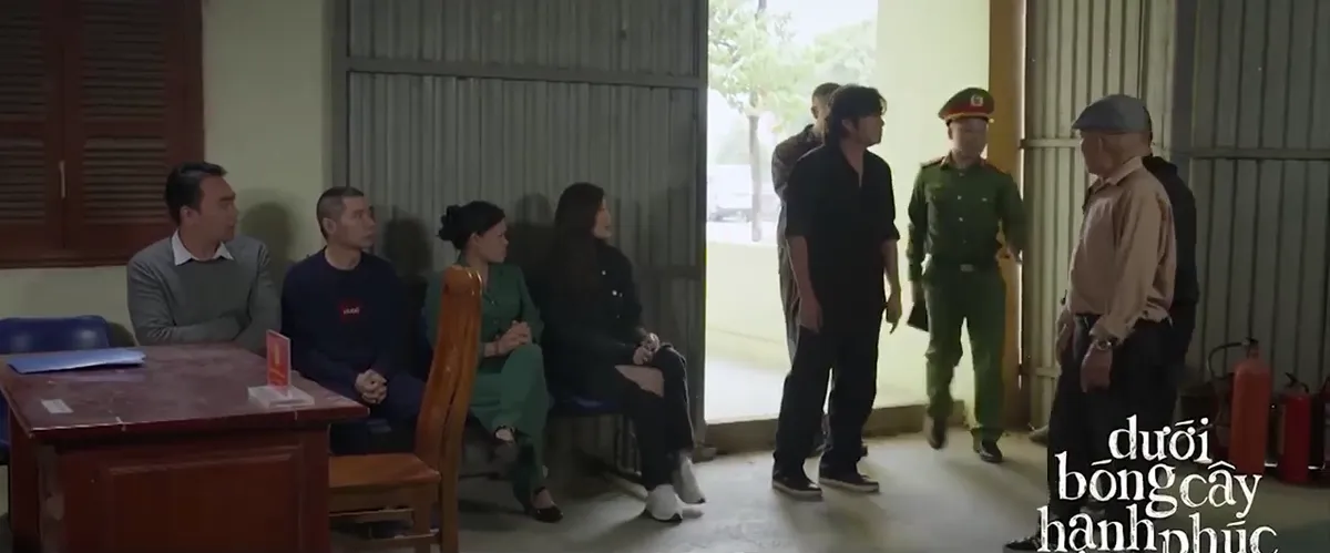 Dưới b&oacute;ng c&acirc;y hạnh ph&uacute;c - Tập 19: Tơ trở về, cả hội đ&agrave;n &ocirc;ng bị lừa k&eacute;o đến - Ảnh 2.