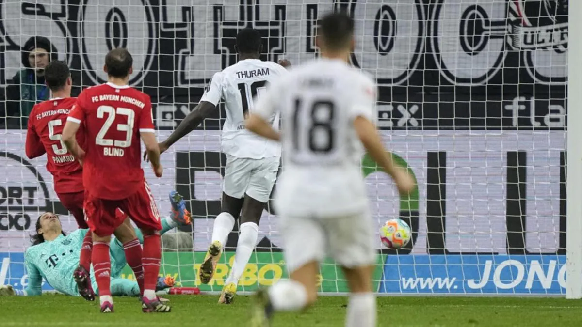 Bayern Munich thất bại trước Borussia Monchengladbach - Ảnh 2. Bayern Munich thất bại trước Borussia Monchengladbach - Ảnh 2.