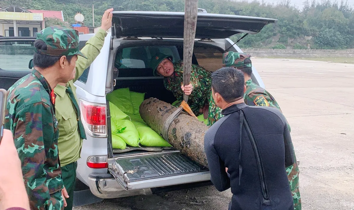 Xử lý, di dời thành công quả bom nằm dưới đáy biển ở Quảng Bình - Ảnh 2.