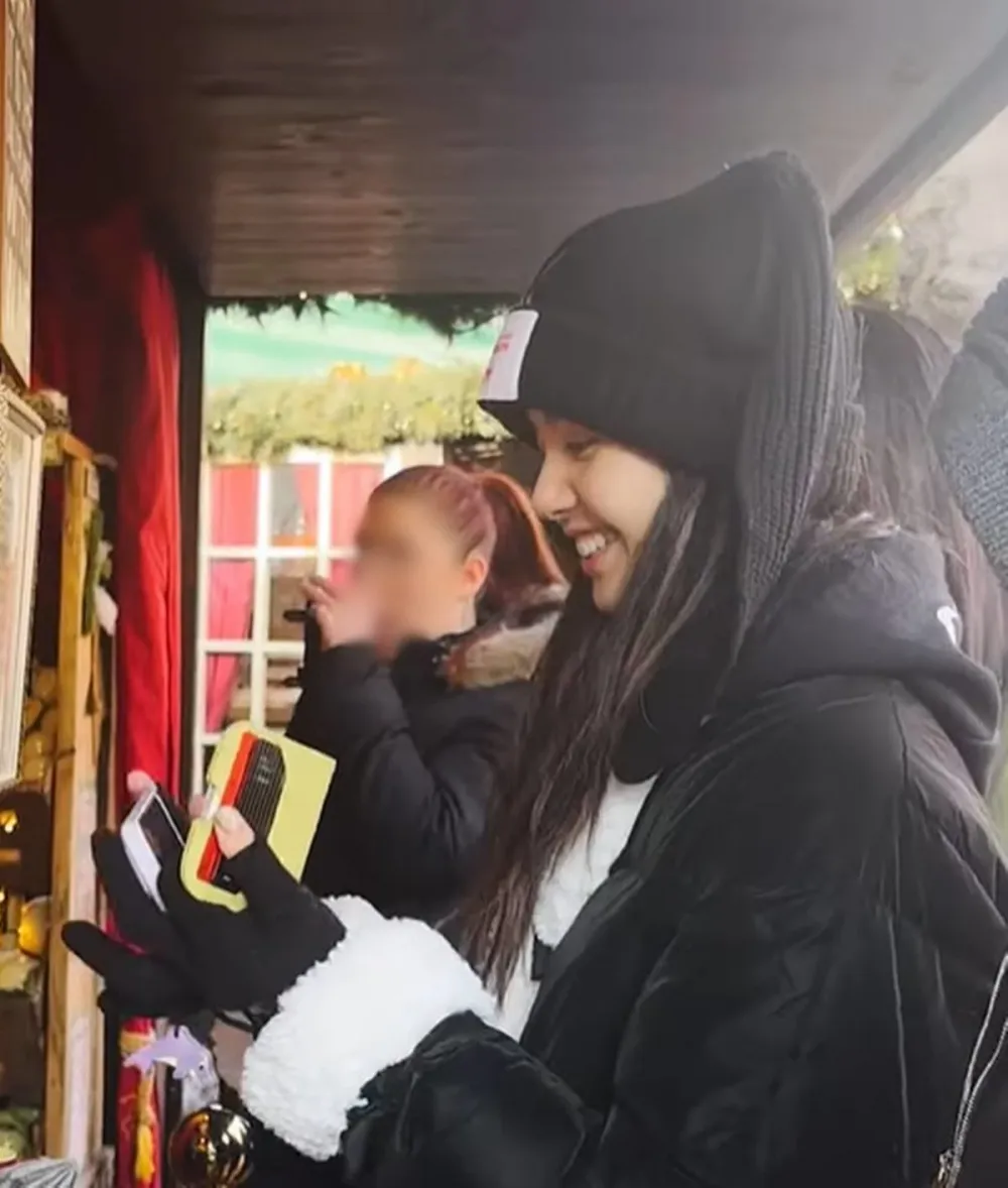 Lisa (BLACKPINK) bị soi dùng thẻ tín dụng hạng sang The Black Edition 3 - Ảnh 1.