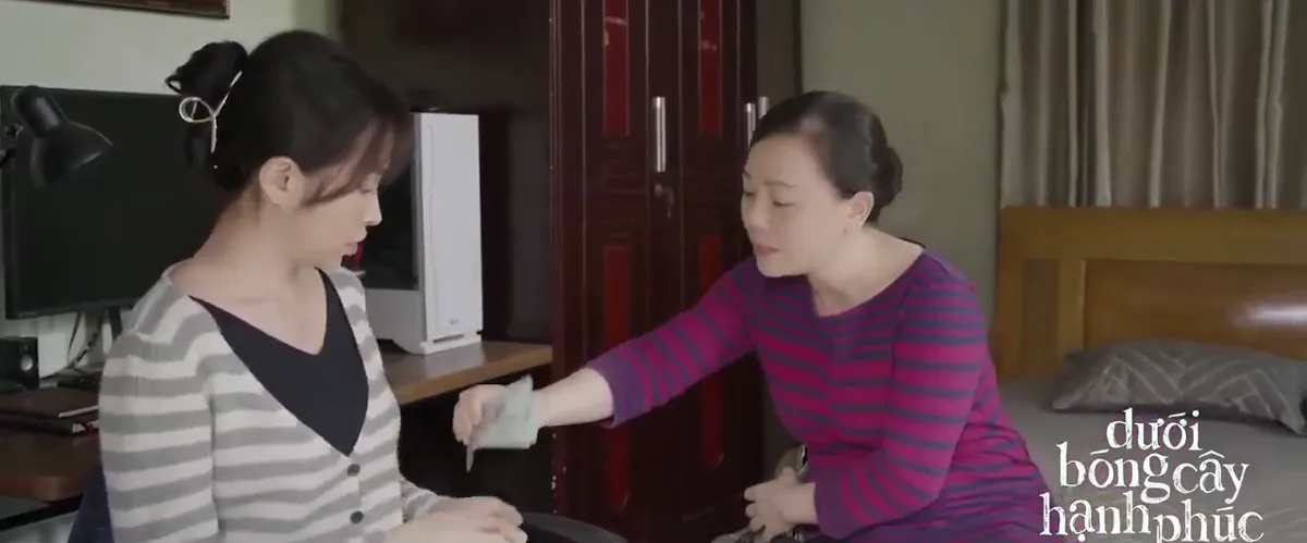 Dưới b&oacute;ng c&acirc;y hạnh ph&uacute;c - Tập 20: Mẹ dấm d&uacute;i cho tiền v&igrave; thương con g&aacute;i c&aacute;ng đ&aacute;ng việc nh&agrave; chồng - Ảnh 1.