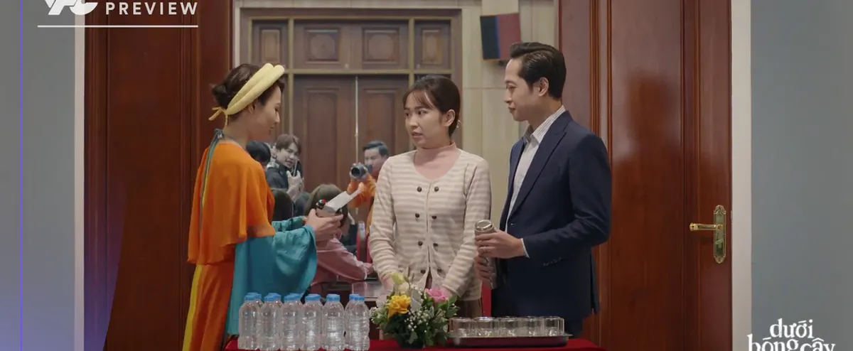 Dưới b&oacute;ng c&acirc;y hạnh ph&uacute;c - Tập 23: Bắt gặp chồng mua tr&agrave; sữa cho g&aacute;i trẻ, Son xử tr&iacute; kh&ocirc;n kh&eacute;o - Ảnh 3.