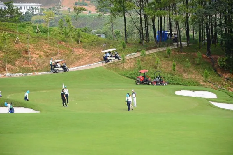 Truy thu hơn 8 tỷ đồng Tập đoàn FLC sử dụng nước trái phép để tưới cỏ sân golf - Ảnh 1.