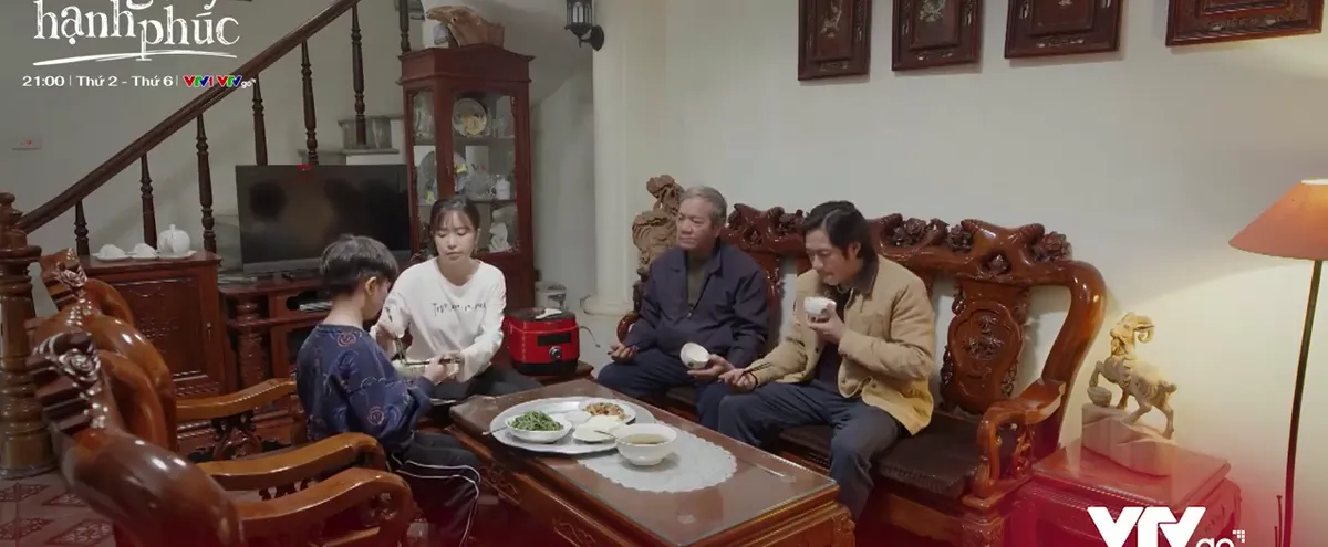 Dưới b&oacute;ng c&acirc;y hạnh ph&uacute;c - Tập 24: B&eacute; tr&agrave; sữa lại k&egrave; k&egrave; b&ecirc;n chồng Son - Ảnh 2.