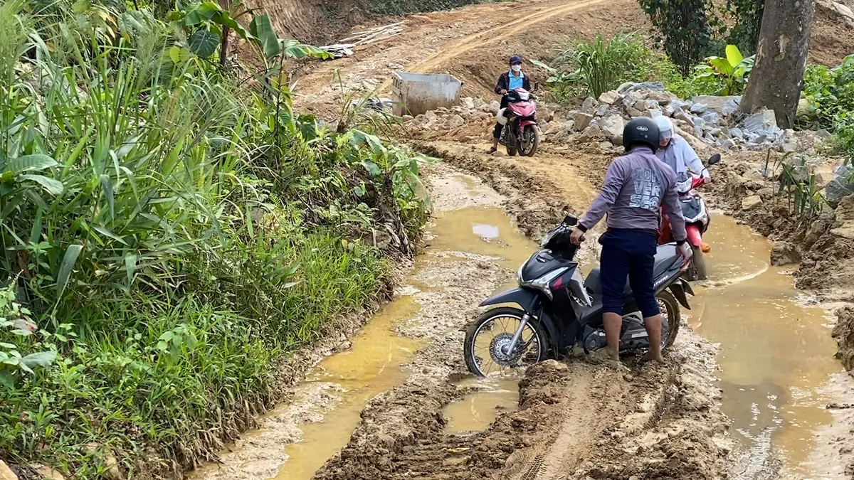 Thầy cô vượt hiểm nguy gieo chữ ở điểm trường “thiếu đủ thứ” - Ảnh 2.