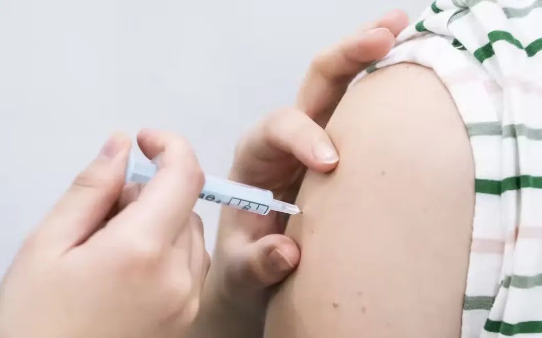 Việc mắc COVID-19 trong quá khứ “tốt như tiêm vaccine” trong ngăn ngừa bệnh nặng - Ảnh 1.