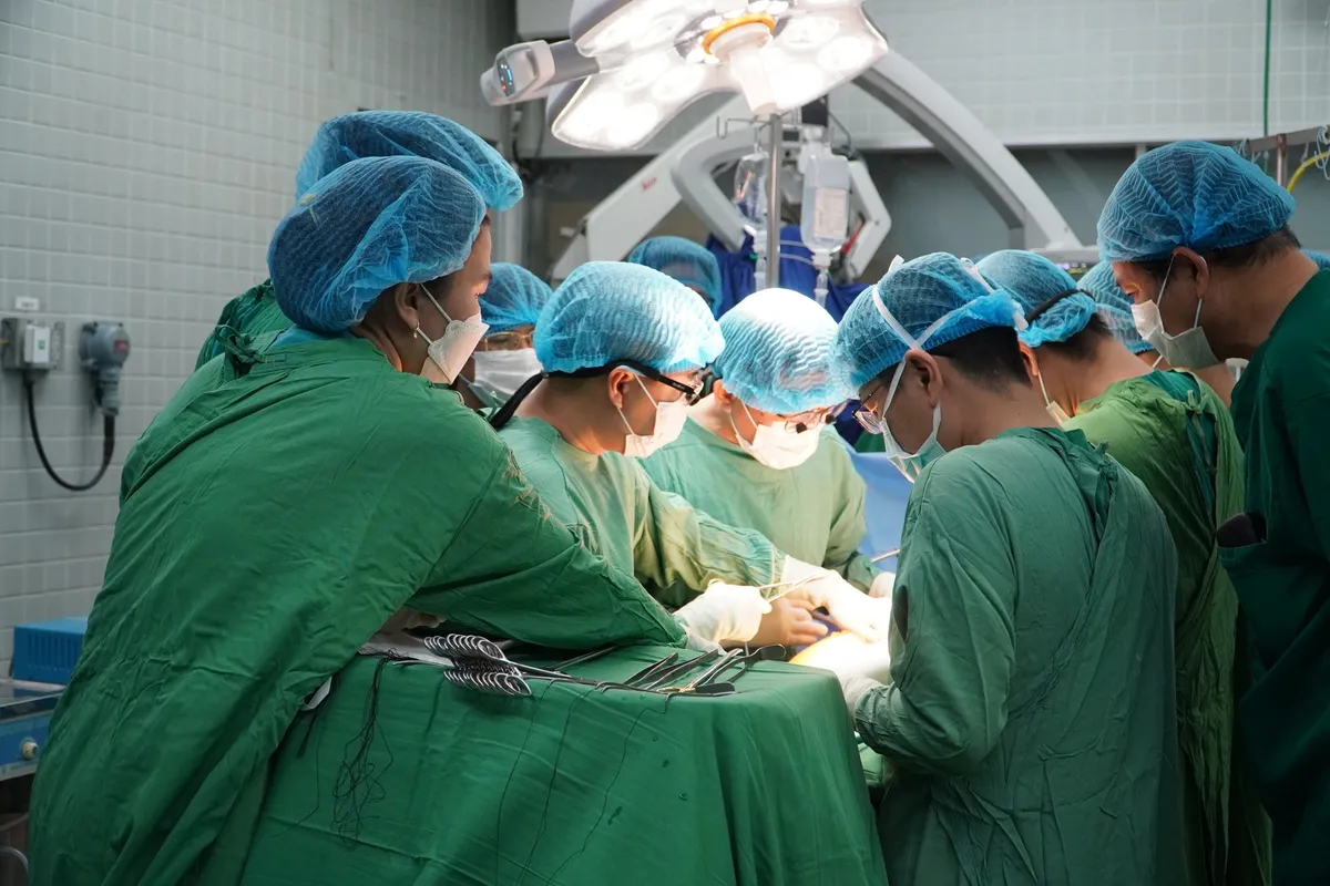 Vận chuyển trái tim từ TP. Hồ Chí Minh ra Hà Nội ghép cho bệnh nhân - Ảnh 3. Vận chuyển trái tim từ TP. Hồ Chí Minh ra Hà Nội ghép cho bệnh nhân - Ảnh 3.