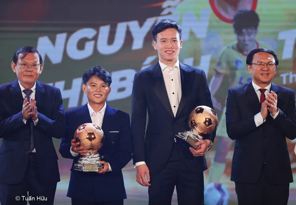 Nguyễn Văn Quyết, Huỳnh Như và Hồ Văn Ý đoạt Quả bóng vàng Việt Nam 2022 - Ảnh 6. Nguyễn Văn Quyết, Huỳnh Như và Hồ Văn Ý đoạt Quả bóng vàng Việt Nam 2022 - Ảnh 6.