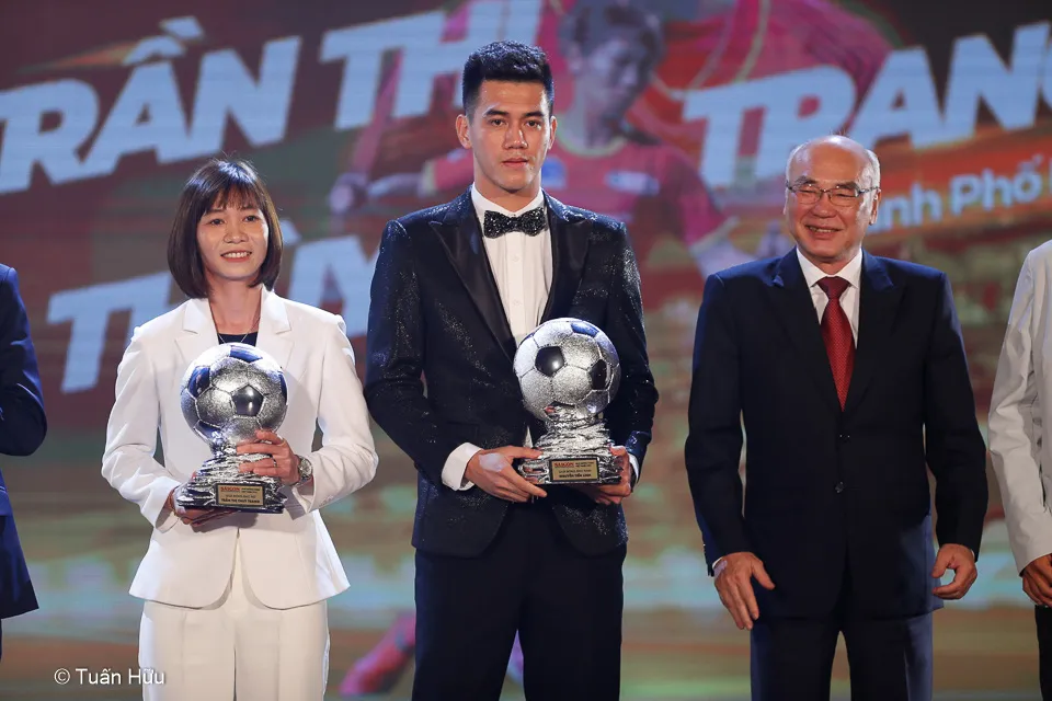 Nguyễn Văn Quyết, Huỳnh Như và Hồ Văn Ý đoạt Quả bóng vàng Việt Nam 2022 - Ảnh 5. Nguyễn Văn Quyết, Huỳnh Như và Hồ Văn Ý đoạt Quả bóng vàng Việt Nam 2022 - Ảnh 5.