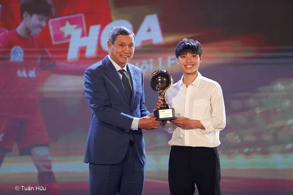 Nguyễn Văn Quyết, Huỳnh Như và Hồ Văn Ý đoạt Quả bóng vàng Việt Nam 2022 - Ảnh 7. Nguyễn Văn Quyết, Huỳnh Như và Hồ Văn Ý đoạt Quả bóng vàng Việt Nam 2022 - Ảnh 7.