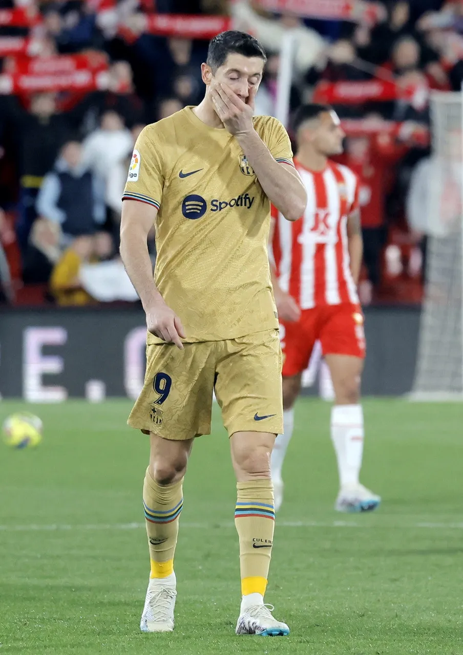 Barcelona bất ngờ thất bại trước Almeria - Ảnh 2. Barcelona bất ngờ thất bại trước Almeria - Ảnh 2.