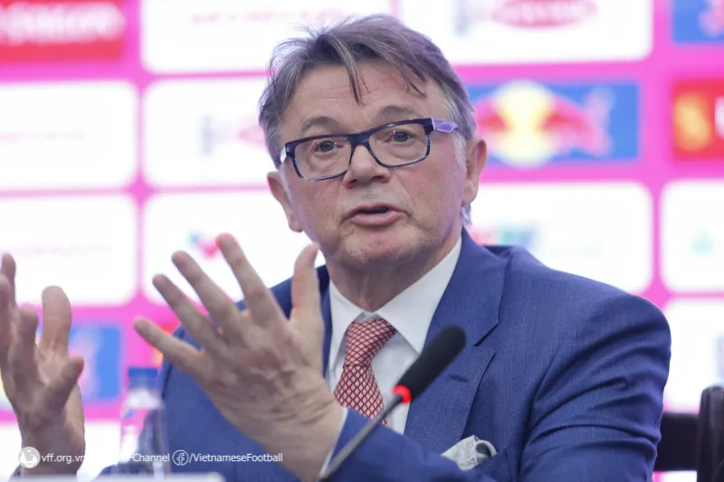 HLV Philippe Troussier: “Tôi không phải bắt đầu từ con số 0… - Ảnh 2.