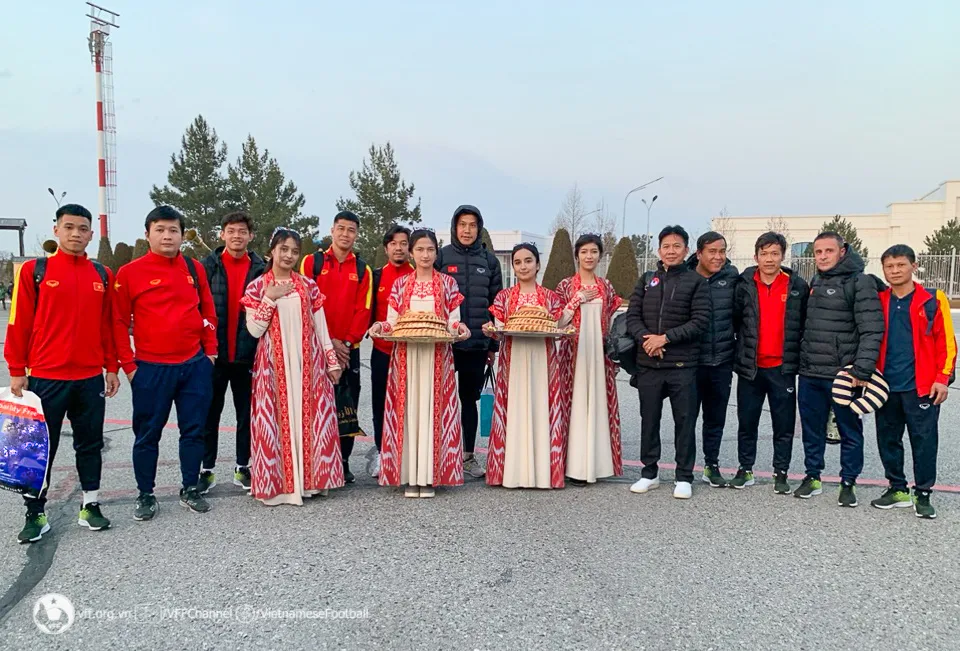 ĐT U20 Việt Nam đã đến Uzbekistan, sẵn sàng bước vào đấu trường châu lục - Ảnh 2. ĐT U20 Việt Nam đã đến Uzbekistan, sẵn sàng bước vào đấu trường châu lục - Ảnh 2.