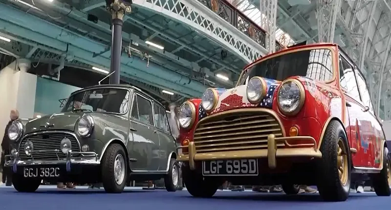 Trưng b&agrave;y xe mini cooper của nh&oacute;m The Beatles - Ảnh 1.